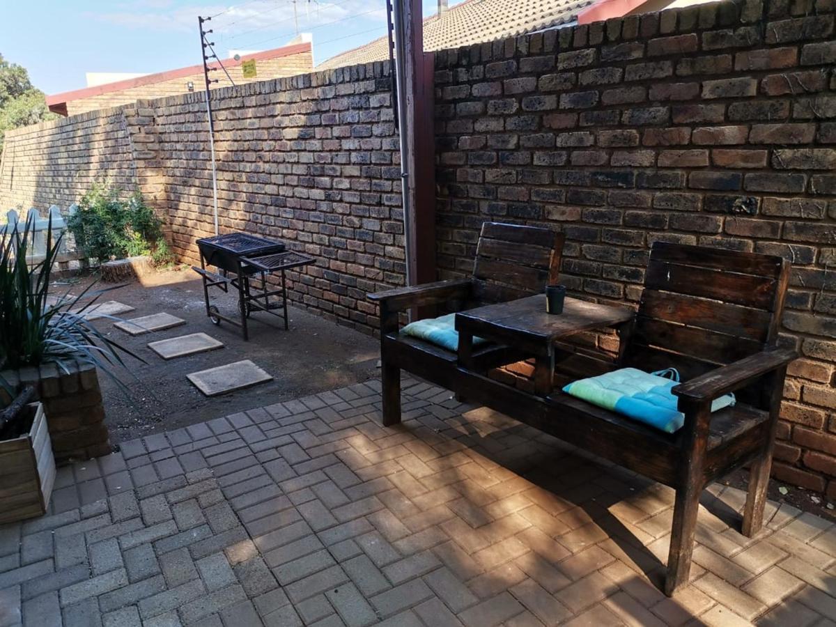 Mia Hills Guest House Hartbeespoort Extérieur photo
